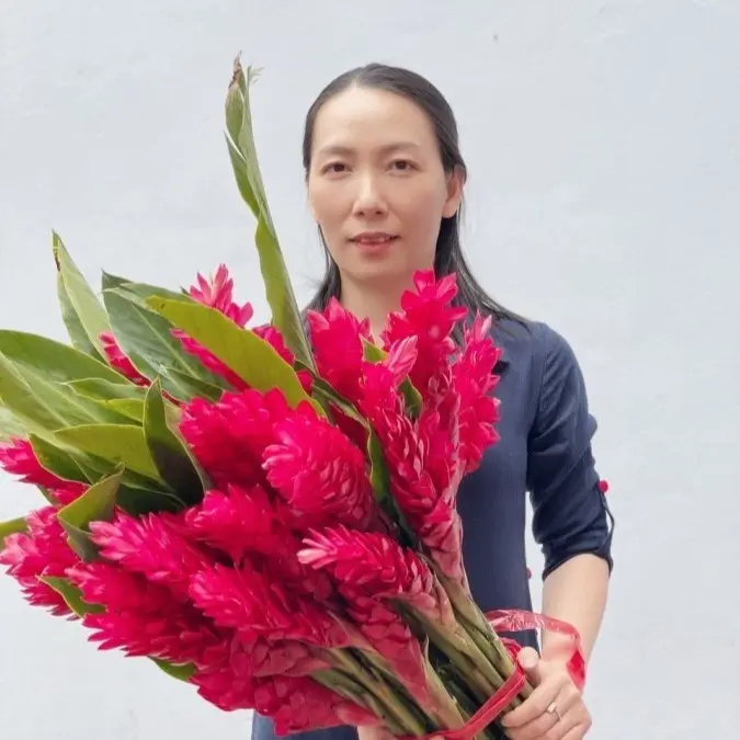 bong-hoa-mau-do-ruc-nghe-ten-da-muon-cam-thu-de-tan-huong-hanh-phuc-gay-chu-y-tren-thi-truong-hoa-1.webp
